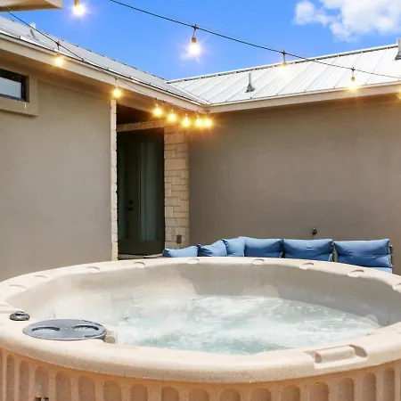 Villa Near Main St Longhorns Hot Tub Fire Pit Games